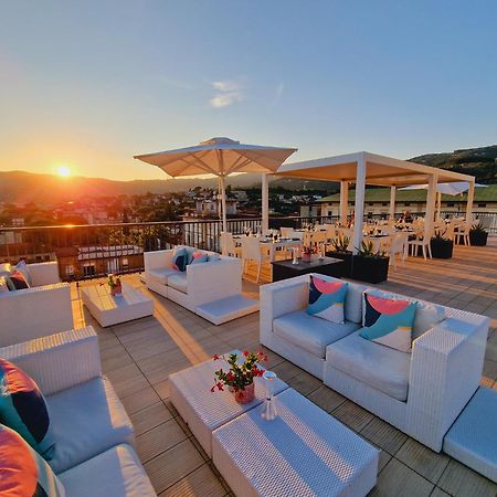 โฮเต็ล มอนเตกาตินี พาเลซ Hotel มอนเตกาตินี แตร์เม ภายนอก รูปภาพ The rooftop lounge at the Hotel de la Paix