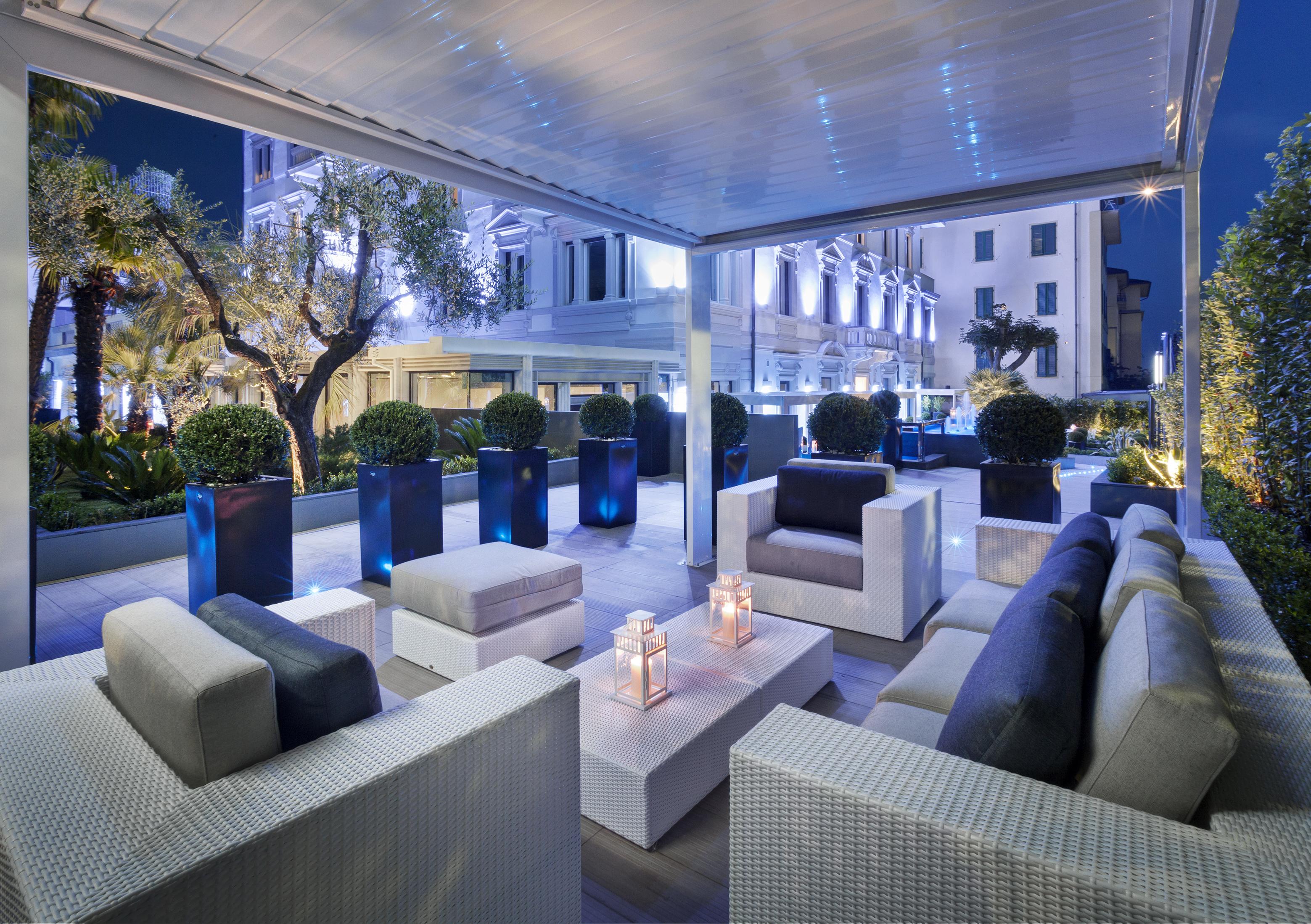 โฮเต็ล มอนเตกาตินี พาเลซ Hotel มอนเตกาตินี แตร์เม ภายนอก รูปภาพ The hotel's courtyard