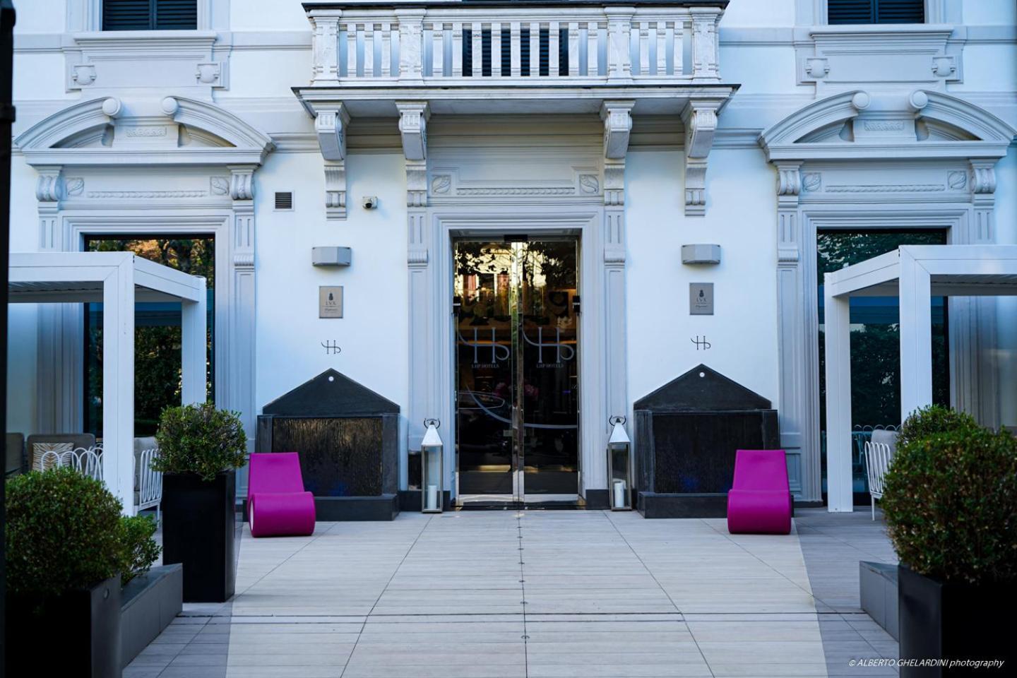 โฮเต็ล มอนเตกาตินี พาเลซ Hotel มอนเตกาตินี แตร์เม ภายนอก รูปภาพ The entrance to the hotel