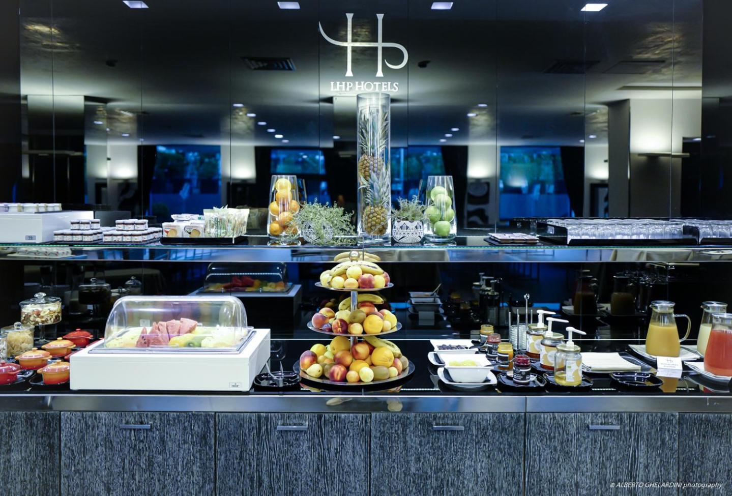 โฮเต็ล มอนเตกาตินี พาเลซ Hotel มอนเตกาตินี แตร์เม ภายนอก รูปภาพ The buffet at the Hublot lounge at Zurich Airport