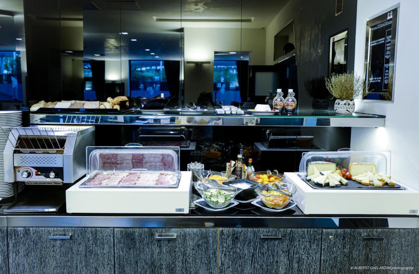 โฮเต็ล มอนเตกาตินี พาเลซ Hotel มอนเตกาตินี แตร์เม ภายนอก รูปภาพ A buffet at a hotel