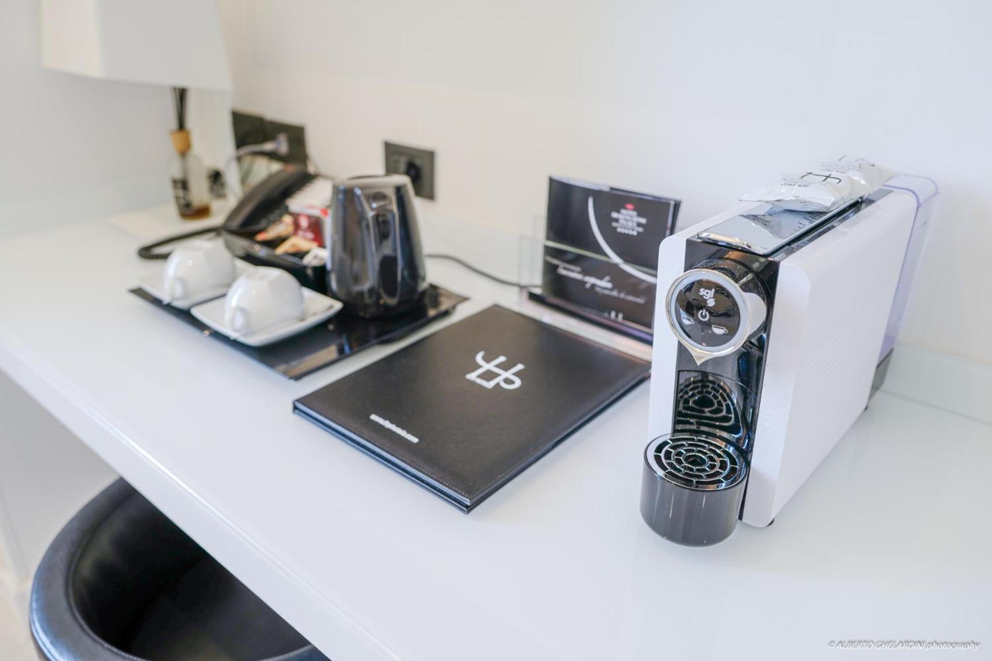 โฮเต็ล มอนเตกาตินี พาเลซ Hotel มอนเตกาตินี แตร์เม ภายนอก รูปภาพ A Nespresso coffee machine in a hotel room