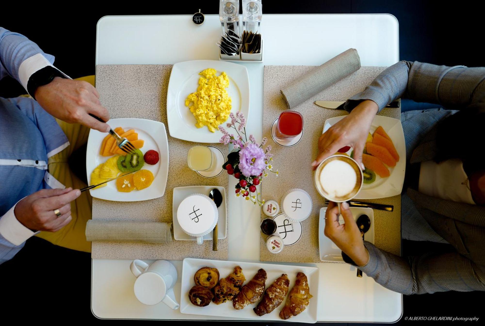 โฮเต็ล มอนเตกาตินี พาเลซ Hotel มอนเตกาตินี แตร์เม ภายนอก รูปภาพ A typical breakfast in Israel