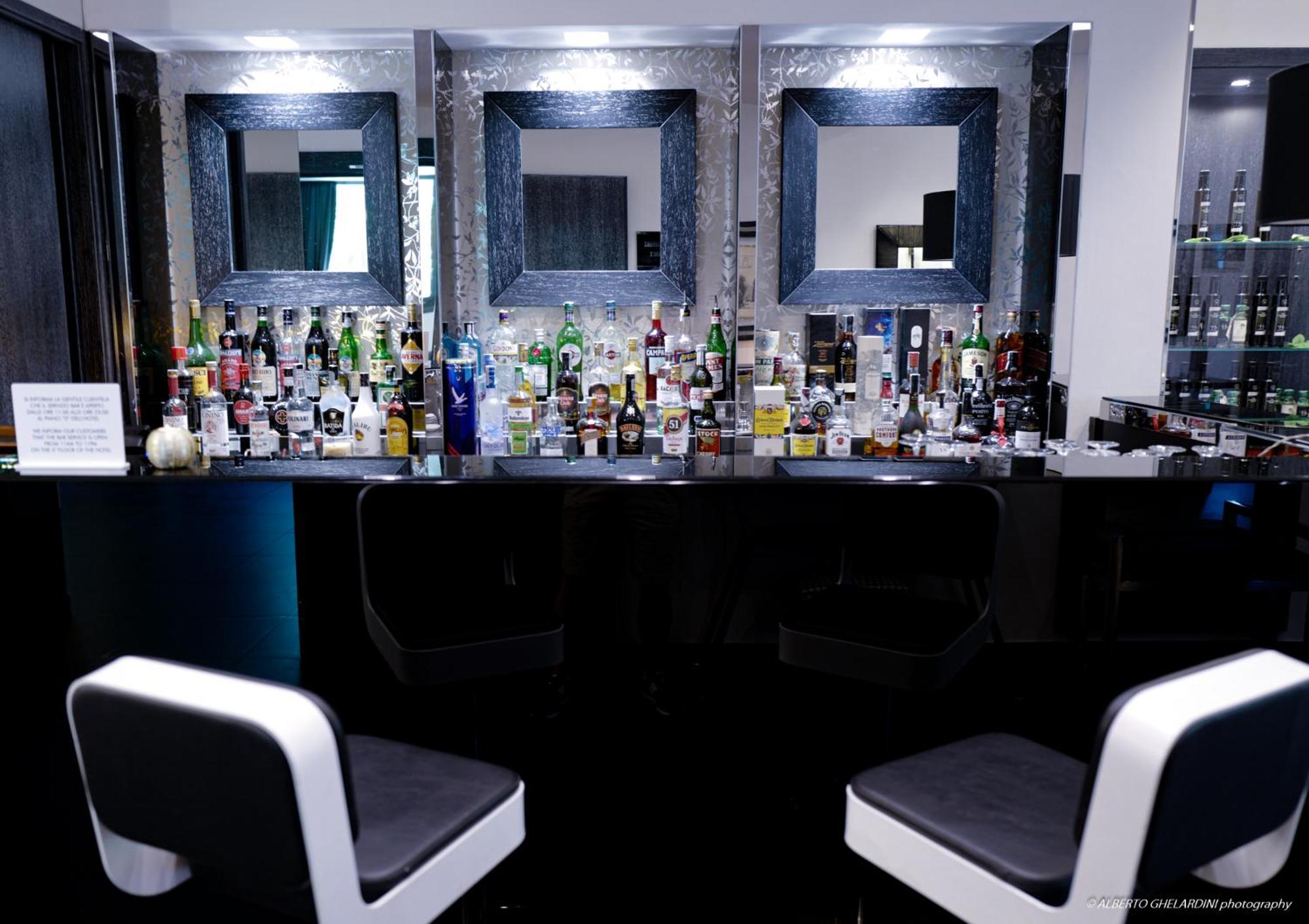 โฮเต็ล มอนเตกาตินี พาเลซ Hotel มอนเตกาตินี แตร์เม ภายนอก รูปภาพ The bar at the 1001 nights nightclub