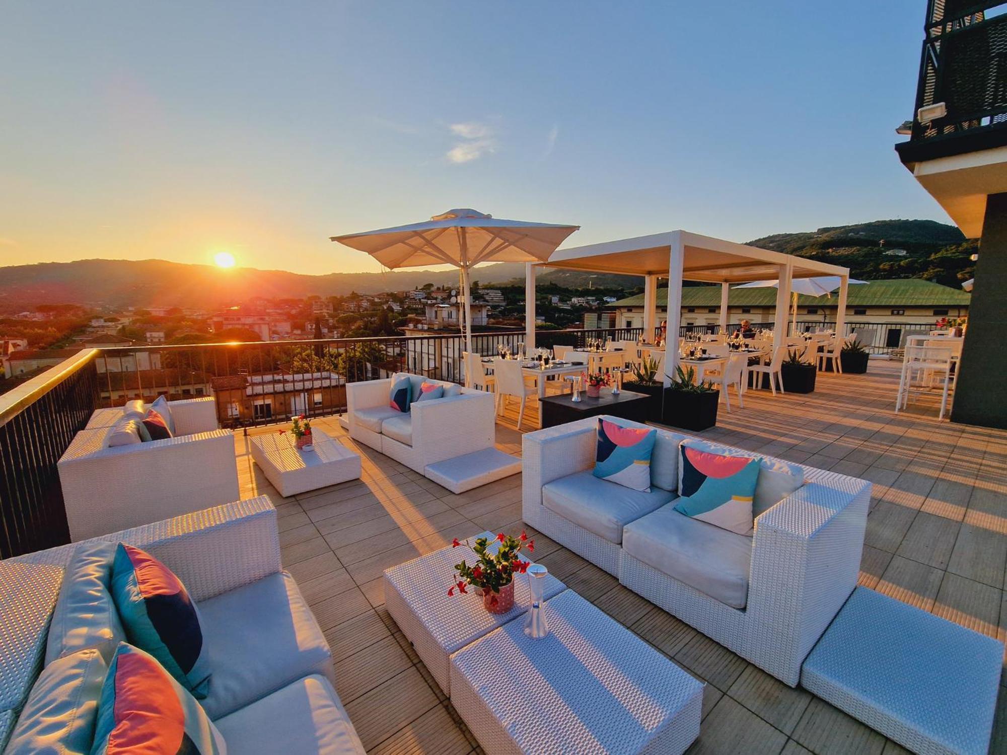 โฮเต็ล มอนเตกาตินี พาเลซ Hotel มอนเตกาตินี แตร์เม ภายนอก รูปภาพ The rooftop lounge at the Hotel de la Paix