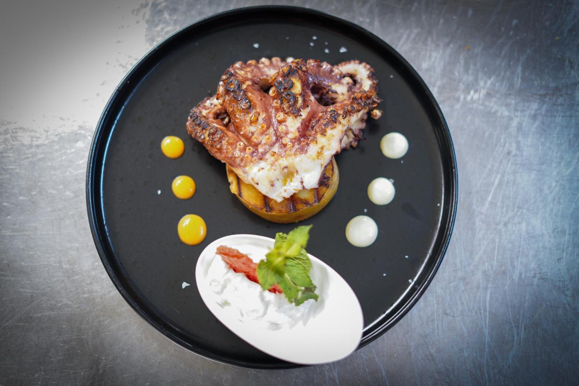 โฮเต็ล มอนเตกาตินี พาเลซ Hotel มอนเตกาตินี แตร์เม ภายนอก รูปภาพ Octopus prepared in the traditional way