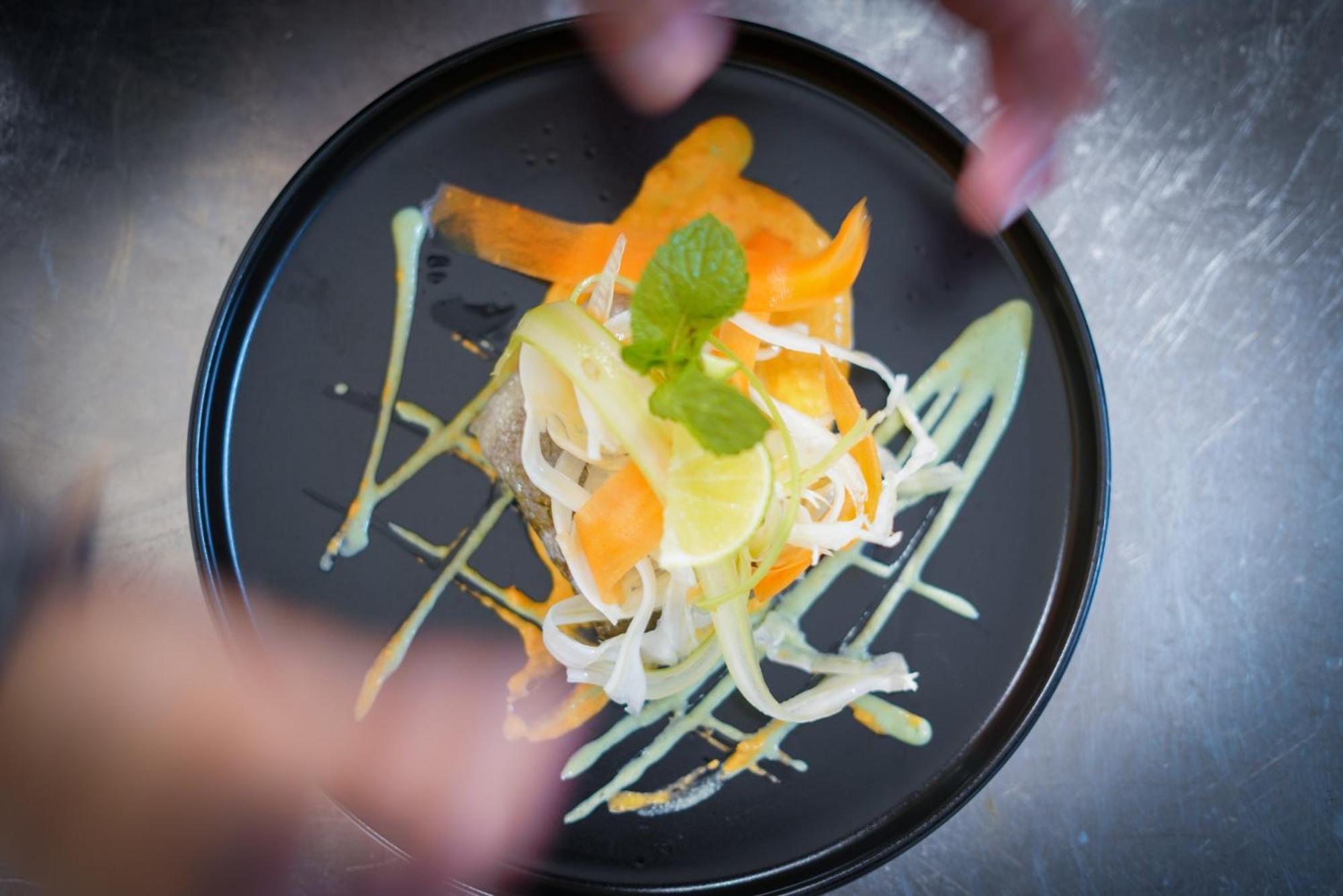 โฮเต็ล มอนเตกาตินี พาเลซ Hotel มอนเตกาตินี แตร์เม ภายนอก รูปภาพ A salad being plated