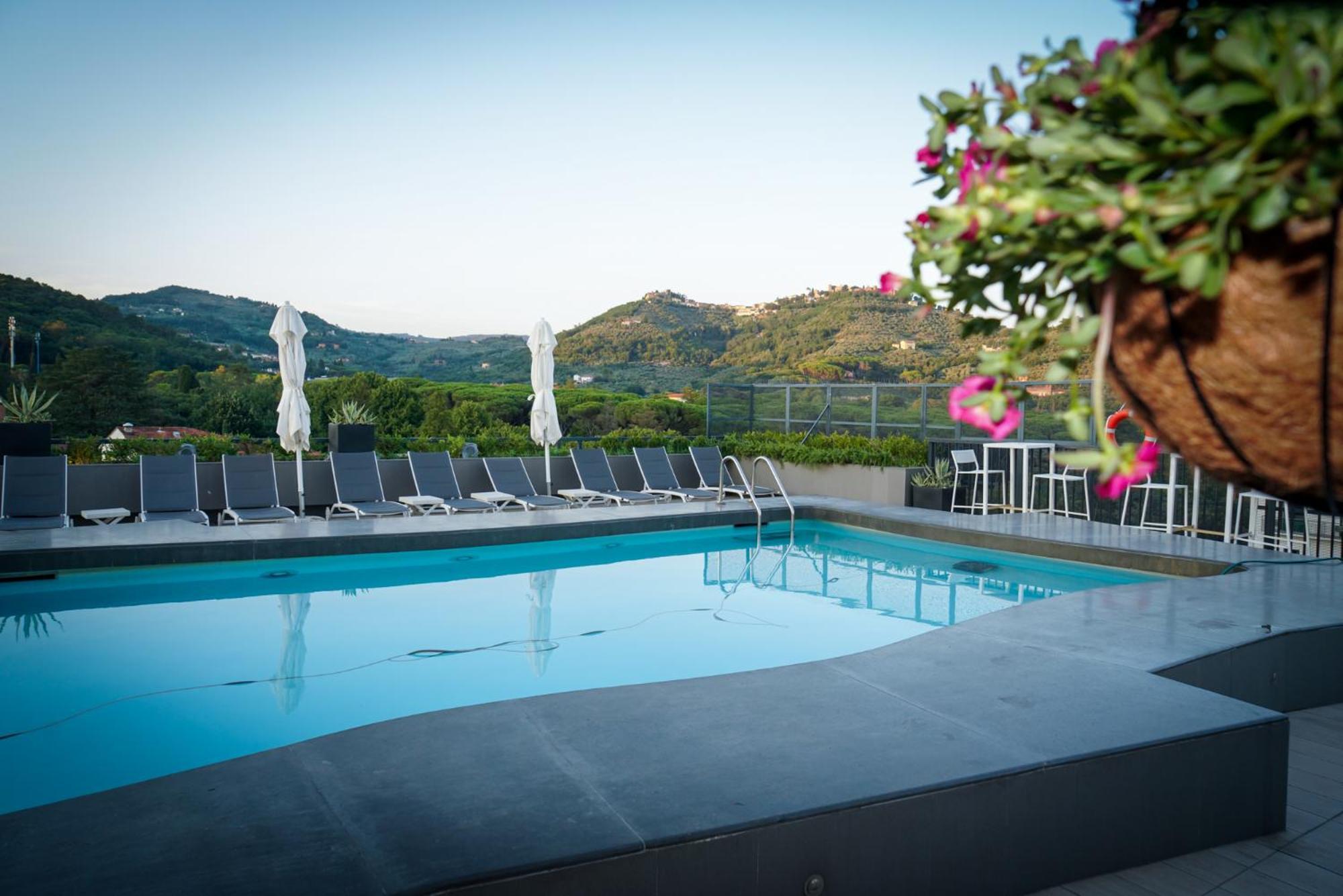 โฮเต็ล มอนเตกาตินี พาเลซ Hotel มอนเตกาตินี แตร์เม ภายนอก รูปภาพ The swimming pool at the hotel