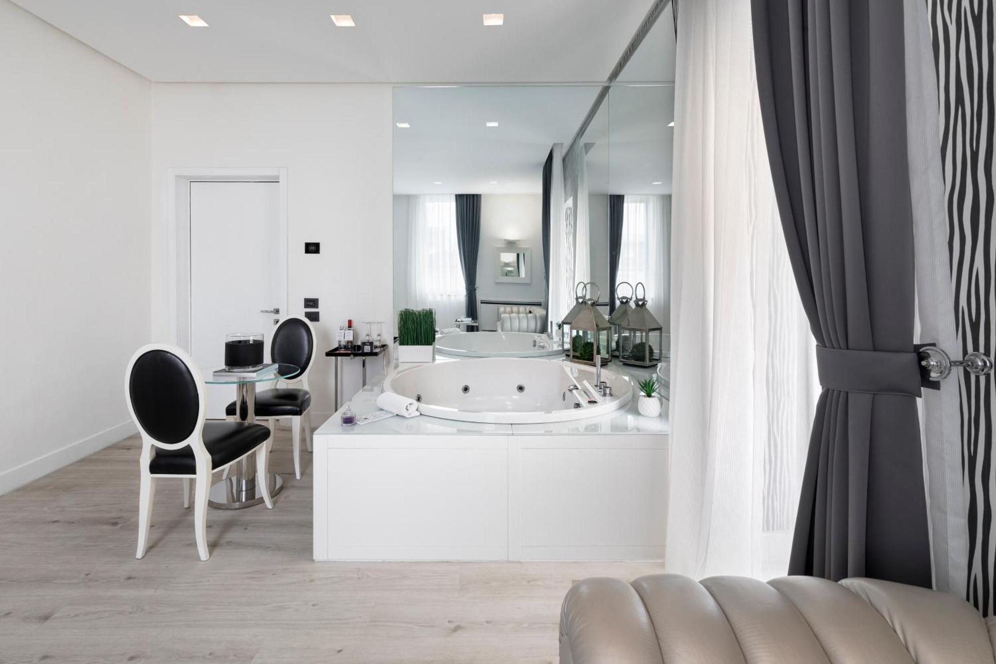 โฮเต็ล มอนเตกาตินี พาเลซ Hotel มอนเตกาตินี แตร์เม ภายนอก รูปภาพ A bathroom in a private house