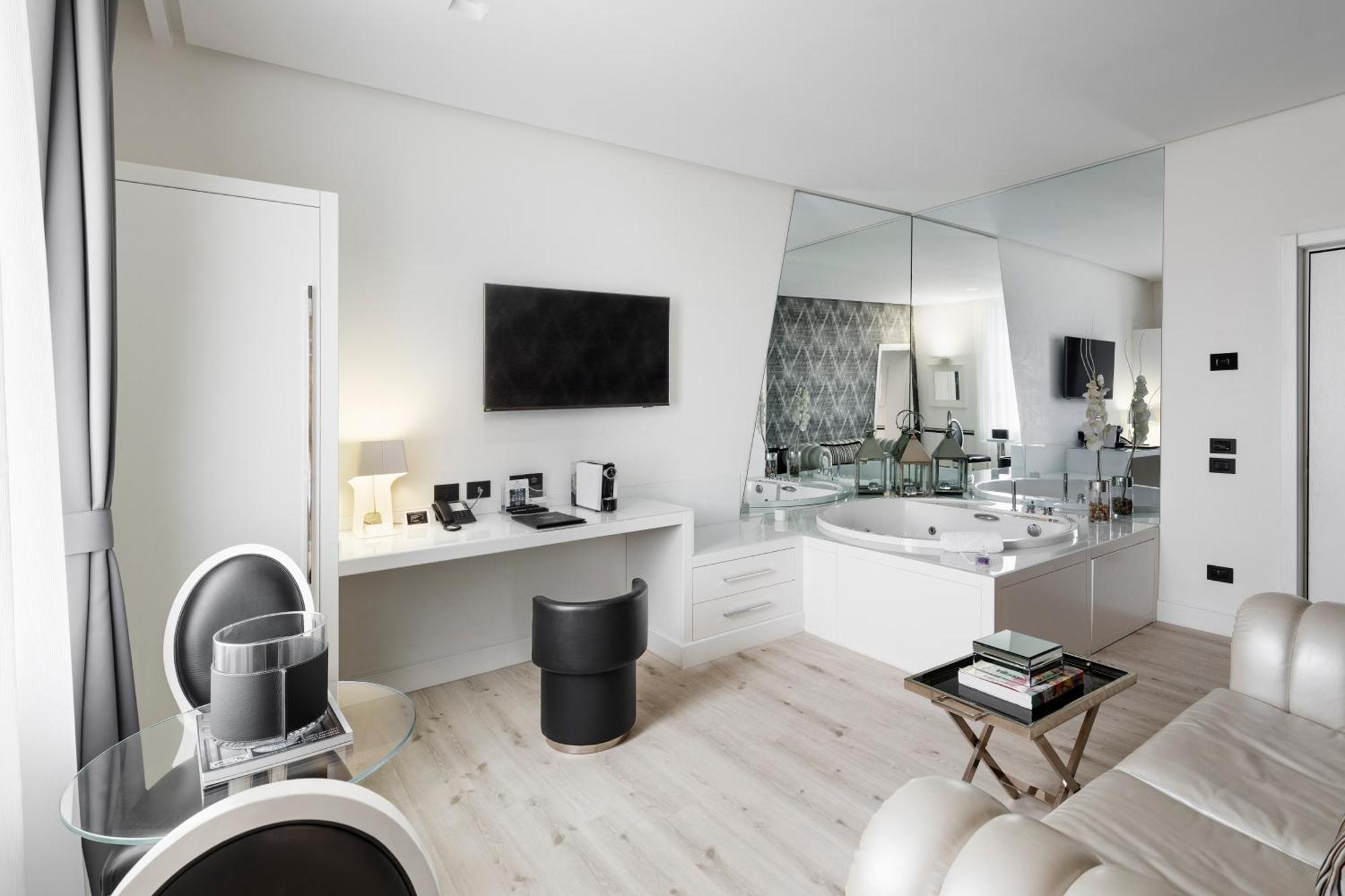 โฮเต็ล มอนเตกาตินี พาเลซ Hotel มอนเตกาตินี แตร์เม ภายนอก รูปภาพ A suite at the hotel