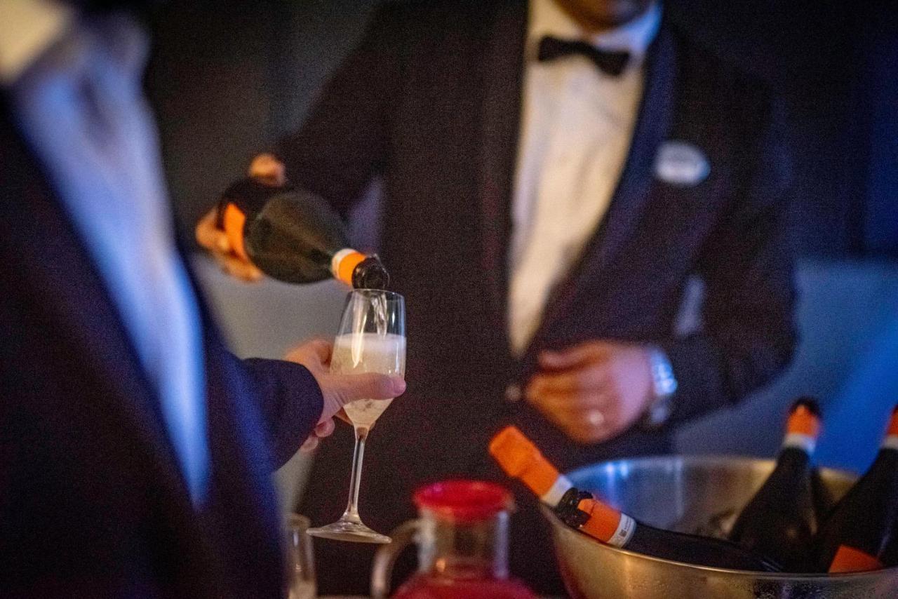 โฮเต็ล มอนเตกาตินี พาเลซ Hotel มอนเตกาตินี แตร์เม ภายนอก รูปภาพ Champagne being poured